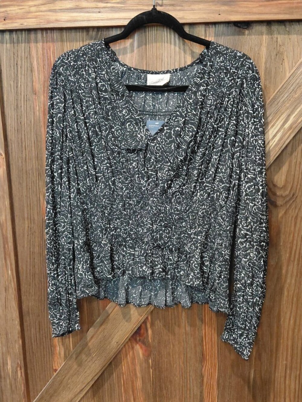 Universal Thread Women’s Large Black White Floral Smocked Peplum Blouse NWT